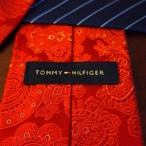 TOMMY𝅺 HILFIGER Red and Gold Paisley Necktie w/ blue pinstripe accents